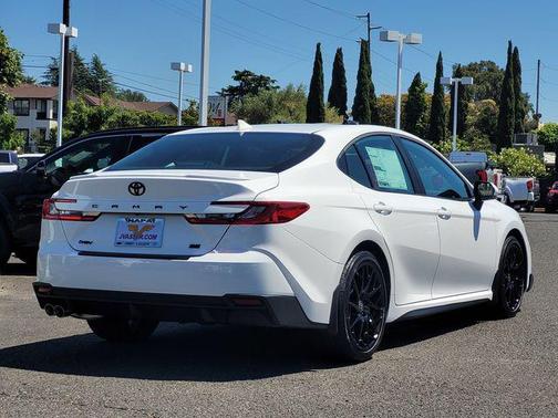 Ice Cap 2026 Toyota Camry SE