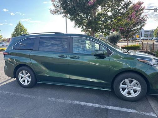 2022 Toyota Sienna LE