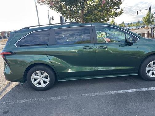 2022 Toyota Sienna LE