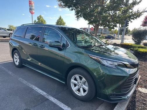 2022 Toyota Sienna LE