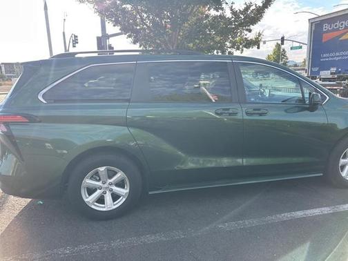 2022 Toyota Sienna LE