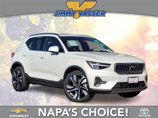 2023 Volvo XC40 B5 Ultimate Bright Theme