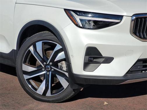 2023 Volvo XC40 B5 Ultimate Bright Theme
