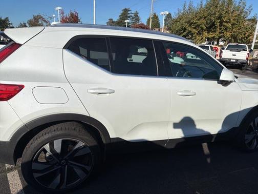 2023 Volvo XC40 B5 Ultimate Bright Theme