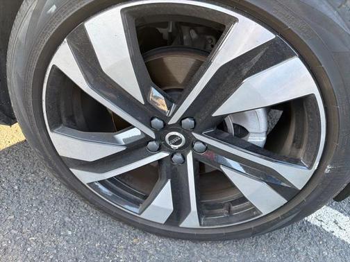 2023 Volvo XC40 B5 Ultimate Bright Theme