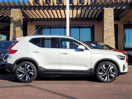 2023 Volvo XC40 B5 Ultimate Bright Theme