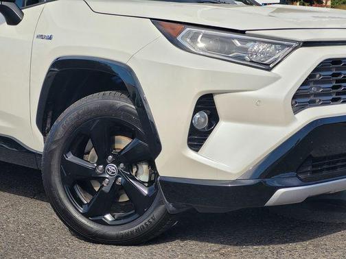 Blizzard Pearl 2020 Toyota RAV4 Hybrid SE