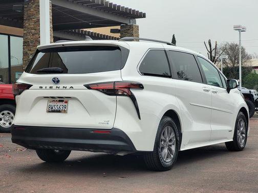 2021 Toyota Sienna LE