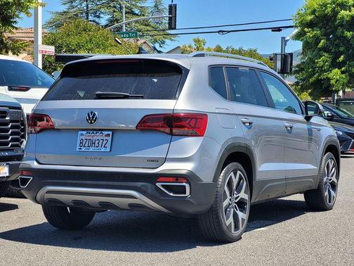Silver Metallic 2022 Volkswagen Taos 1.5T SEL