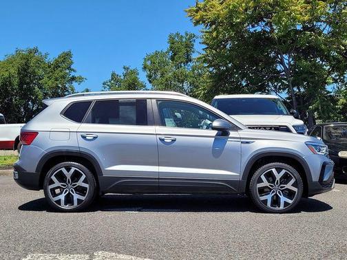 Silver Metallic 2022 Volkswagen Taos 1.5T SEL