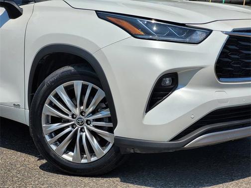 2023 Toyota Highlander Hybrid Platinum