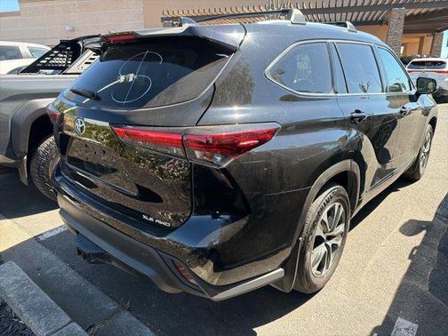 Midnight Black Metallic 2021 Toyota Highlander XLE