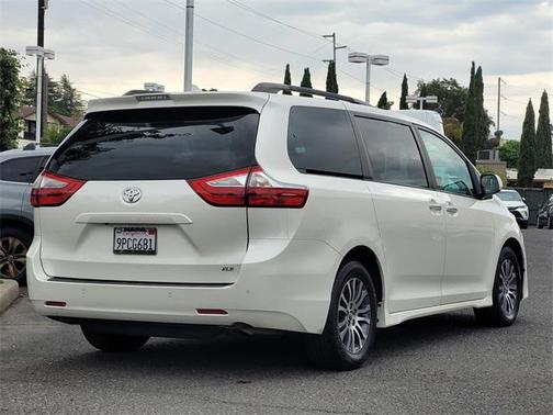 2018 Toyota Sienna XLE