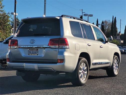 2017 Toyota Land Cruiser Base