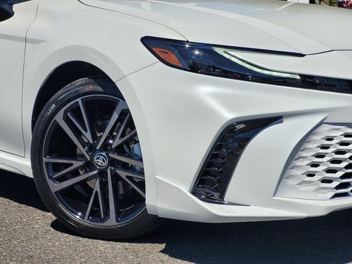 Wind Chill Pearl w/Midnight Black Metallic Roof 2026 Toyota Camry XSE
