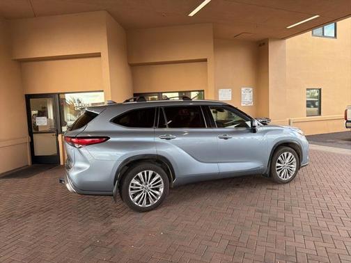 2023 Toyota Highlander Hybrid Platinum