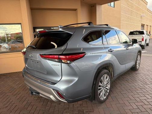 2023 Toyota Highlander Hybrid Platinum
