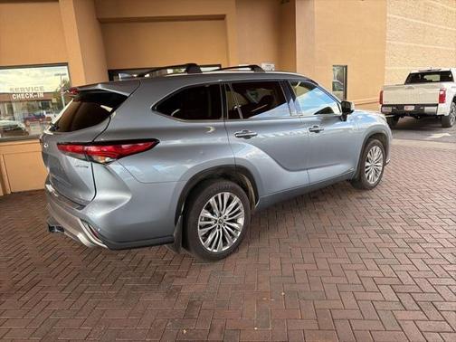 2023 Toyota Highlander Hybrid Platinum