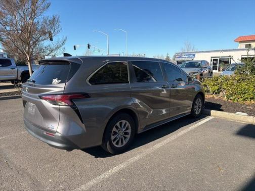 2021 Toyota Sienna LE