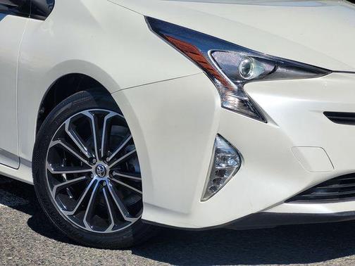 Blizzard Pearl 2016 Toyota Prius Three Touring