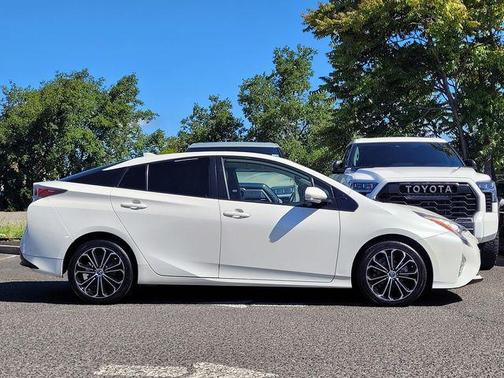 Blizzard Pearl 2016 Toyota Prius Three Touring