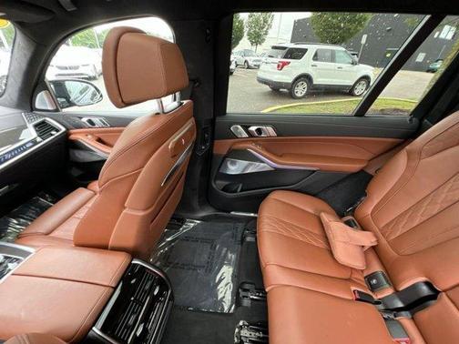 2025 BMW X7 M60i