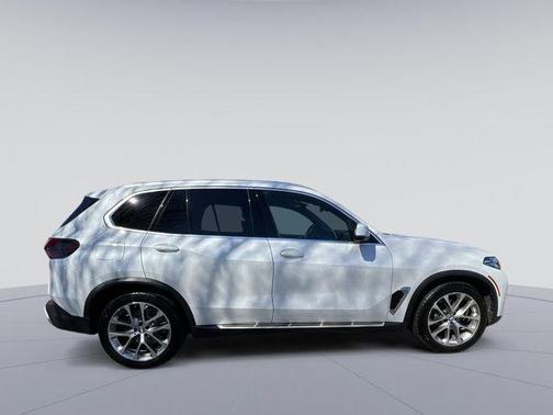 White Metallic 2024 BMW X5 xDrive40i