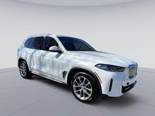 White Metallic 2024 BMW X5 xDrive40i