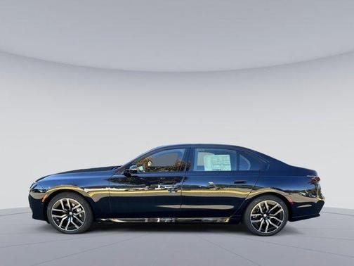 2025 BMW 740 i
