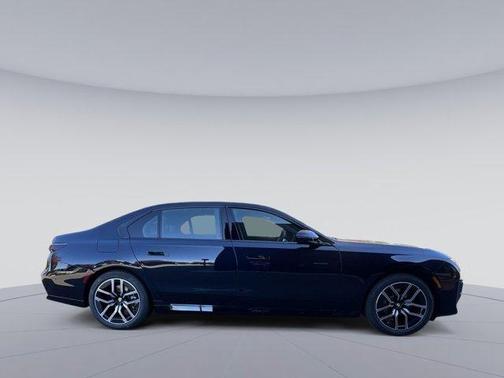 2025 BMW 740 i