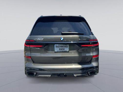 Manhattan Green Metallic 2027 BMW X7 xDrive40i