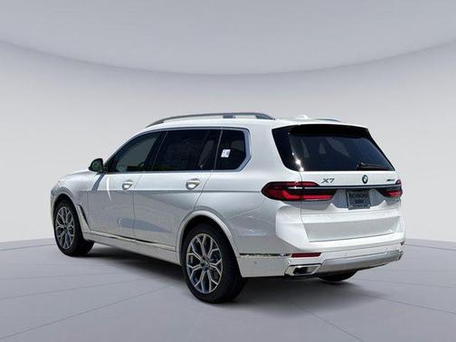 Mineral White Metallic 2026 BMW X7 xDrive40i