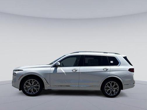Mineral White Metallic 2026 BMW X7 xDrive40i