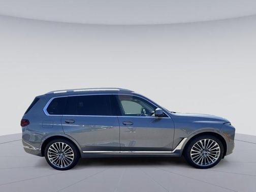 Gray Metallic 2026 BMW X7 xDrive40i