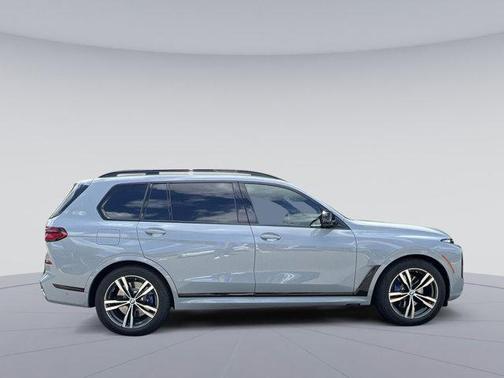 2025 BMW X7 M60i