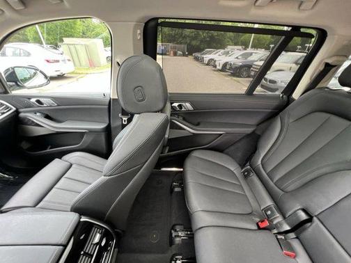 Mineral White Metallic 2021 BMW X7 xDrive40i