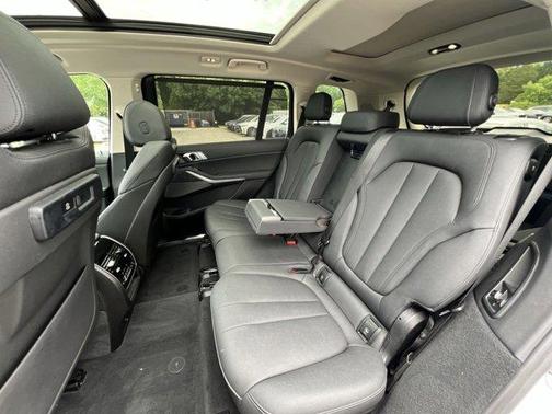Mineral White Metallic 2021 BMW X7 xDrive40i