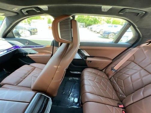 Black Sapphire Metallic 2024 BMW i7 xDrive60