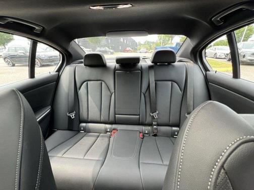 2025 BMW 330 i xDrive
