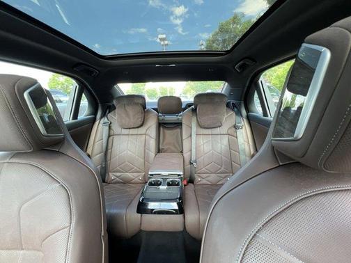 Dark Graphite Metallic 2024 BMW i7 eDrive50
