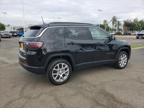 2024 Jeep Compass Latitude Lux FWD