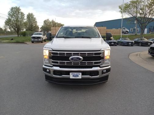 Oxford White 2025 Ford F-250 XLT