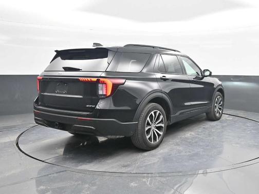 Agate Black 2025 Ford Explorer ST-Line