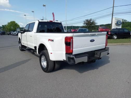 Star White 2025 Ford F-350 Lariat Super Duty