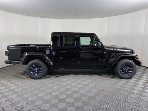 Black Clearcoat 2026 Jeep Gladiator 85th Anniversary Edition