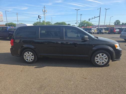 Black Onyx Crystal Pearlcoat 2019 Dodge Grand Caravan SE