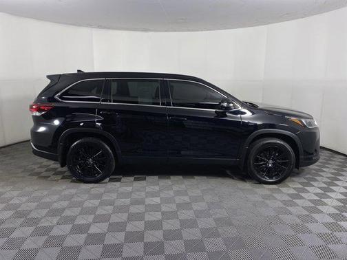 Midnight Black Metallic 2019 Toyota Highlander SE