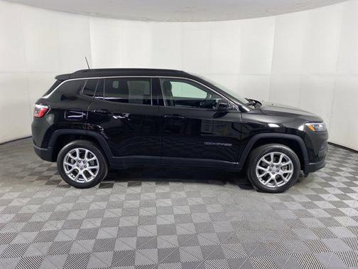 Diamond Black Crystal Pearlcoat 2023 Jeep Compass Latitude Lux