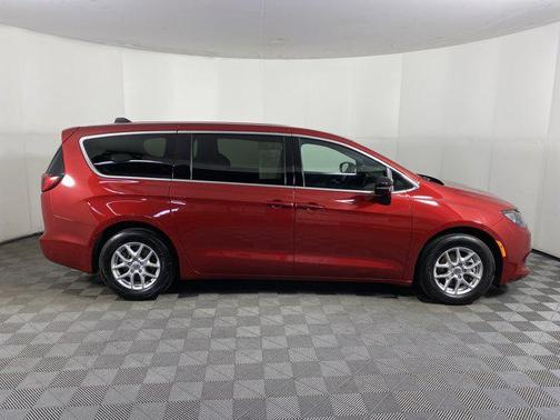 2025 Chrysler Voyager LX