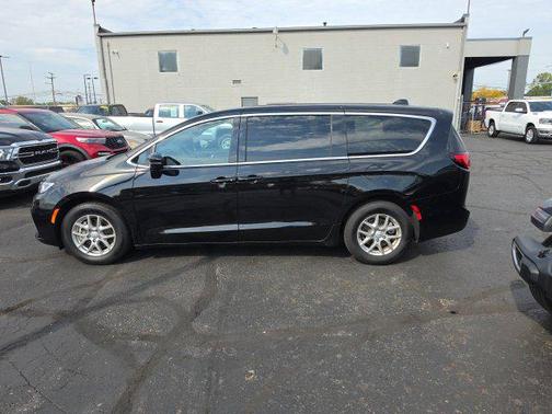 Diamond Black Crystal Pearlcoat 2026 Chrysler Pacifica L